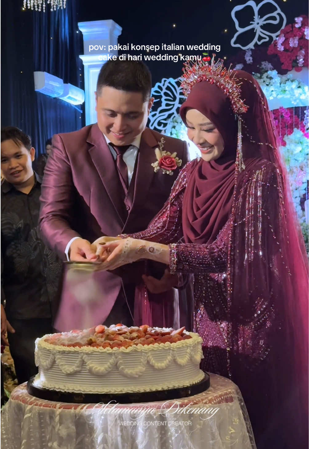 Ternyata “Italian Wedding Cake” emangg seseruu ituu!😍🍒 The Wedding of @dayah & @madrap 🕊️ Bersama @selamanyadikenang, setiap detik akan kembali hidup… dalam bingkai penuh cinta💌 #W#WeddingContentCreatorSamarindaW#WeddingContentCreatorE#EventContentCreatorE#EventContentCreatorSamarindaS#SelamanyaDikenangW#WeddingContentW#WeddingCreatorW#WeddingSamarindaP#PernikahanSamarinda