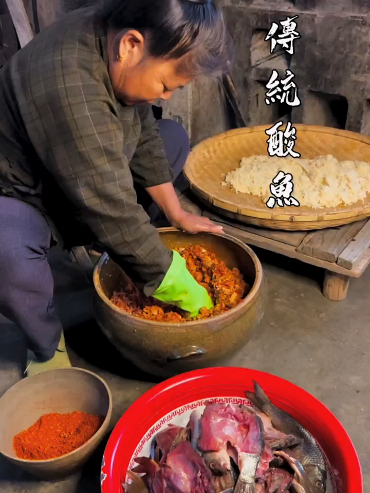 3xf9627ungsjr8y稻花鱼腌制半年后做成酸鱼，一道难以忘怀的家乡味道！