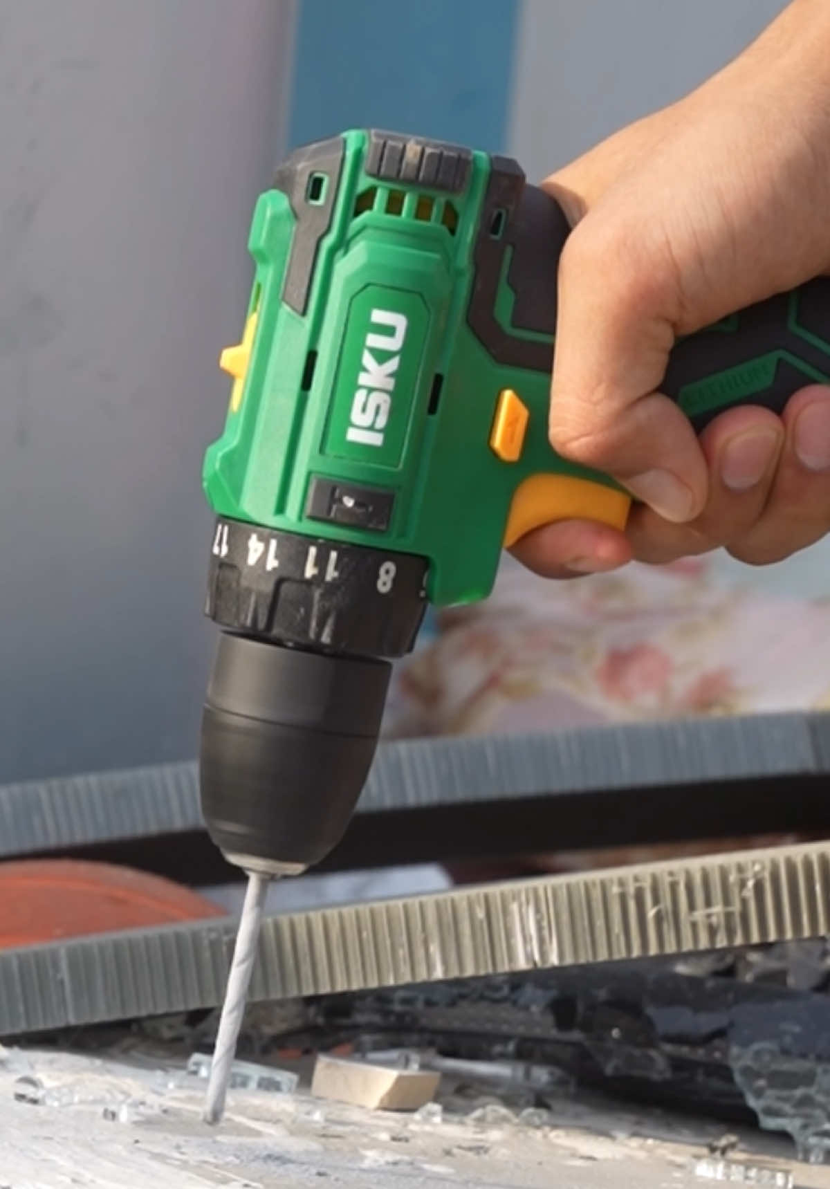 ISKU bor cordless 21 volt, walau beratnya ringan, tapi tenaganya? Beeehhhh beton, baja, semen lewat semua 👏🔥 #kuli #bor #mesinbor #isku 