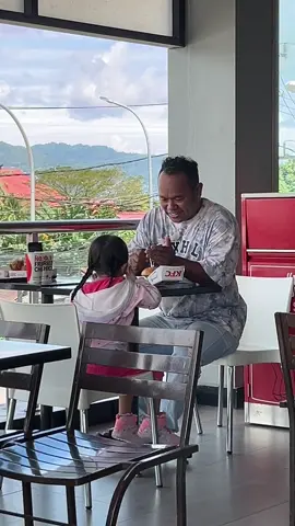 Saat makan siang tiba2 suasanya menjadi haru dan penuh emosional melihat seorant Ayah merayakan ultah anaknya seorang diri, kami yang tidak kenal hanya bisa bernyanyi menghibur adiknya sampai2 saya meneteskan air mata tanpa saya sadari. Dek.. kamu sangat bersyukur mendapatkan ayah yang luar biasa hebat. Selamat ulang tahun ya dek ...  