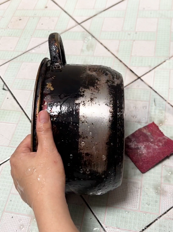 Chị nào muốn lau chùi cháy nồi niêu xoong chảo sáng bóng, chà sạch mấy đồ inox, kim loại bị rỉ sét trong nhà, chà cặn dầu mỡ két lâu ngày...vừa nhanh vừa tiết kiệm lại không mất sức thì sắm cái miếng chà nồi đa năng này nha. Quá ưng luôn mấy chị. #miengconoi #miengcoruadanang #miengchanoi #giadungtienich #giadung 