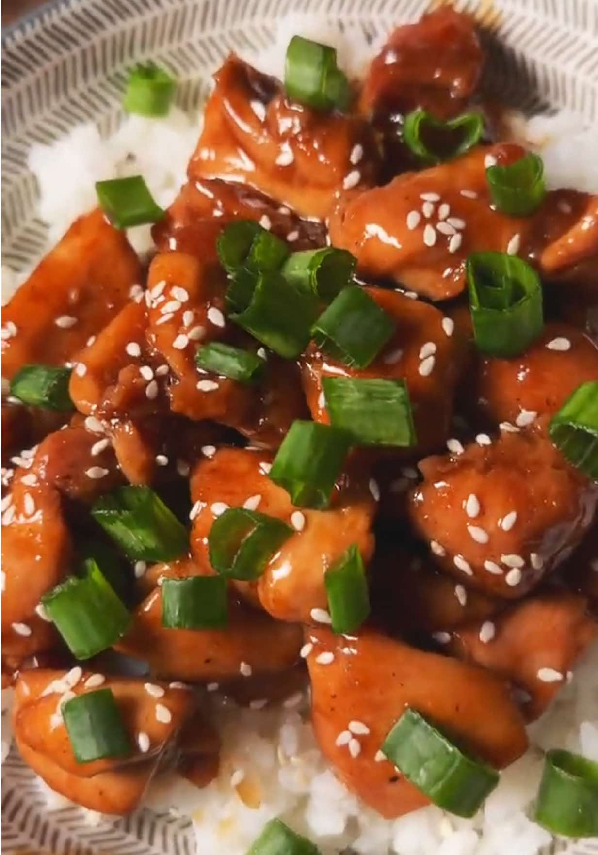 КУРИЦА ТЕРИЯКИ, но вкуснее, чем из доставки 😉 Ингредиенты: Маринад: 300 г филе куриного бедра или грудки 2 ст.л. соевого соуса 1 ст.л. устричного соуса 1 ч.л. сахара Соус: 3 ст.л. соевого соуса 1 ст.л. устричного соуса 1 ч.л. натертого чеснока 1 ч.л. натертого имбиря 1 ч.л. белого сахара 1 ч.л. коричневого сахара (если нет, добавьте белого) 1 ст.л. меда 1 ст.л. кунжутного масла Масло для жарки Кунжут Зеленый лук Приятного аппетита! #курица #курицарецепт #рецептынакаждыйдень #втопе 