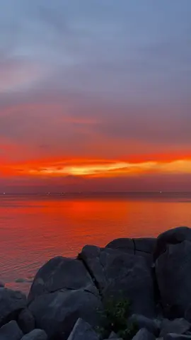 “người đồng hành lâu nhất không phải là người đến sớm,  mà là người ở lại khi mọi thứ không còn dễ dàng như lúc ban đầu.” #sunset #chill #tamtrang #honson #viral #fyp #xh 