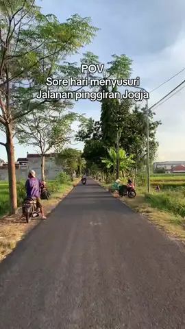 Menyusuri area pesawahan Jogja sore hari 🌾 • • 📍 Pandak, Bantul, Yogyakarta #jogja #bantul #pandak #jogjaistimewa #nyore #jogja24jam 