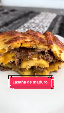 ¡Lasaña de maduro: una bomba de sabor tropical! 🍌🧀🍅 ¿Fan del plátano maduro? Entonces tienes que probar esta lasaña que mezcla lo dulce y lo salado de una forma espectacular. Capas de plátano maduro frito, carne molida jugosa, queso derretido ¡simplemente WOW! 🤤🔥 Perfecta para: ✔️ Sorprender a tu familia ✔️ Almuerzos especiales ✔️ Cambiar la pasta por algo más sabroso ¿Te animas a hacerla? Comenta abajo si quieres la receta o etiqueta a quien te la debe preparar 👇 . . . #LasañaDeMaduro #RecetasConPlátano #CocinaLatina #PlátanoPower #FoodieLatino #HechoEnCasa #ComidaConSabor