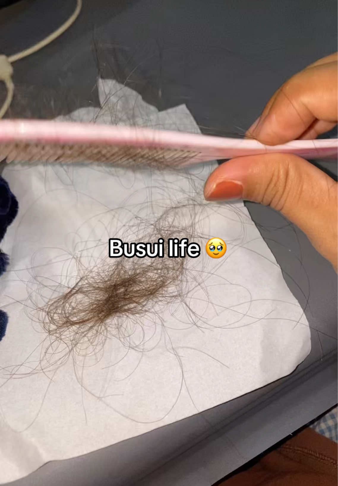 Bener2 sekali nyisir bisa ratusan helai yg rontok 🥹💔 #pospatrum #busuilife #momlife #rambutrontok 