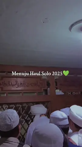 Dari Abu Hurairah R.A, Rasulullah SAW. bersabda :  الأرواح جنود مجندة ما تعارف منها ائتلف وما تناكر منها اختلف (Sesungguhnya) ruh-ruh itu seperti pasukan yang berbaris (ketika di alam arwah).Jika dahulu mereka saling mengenal (di alam arwah) maka mereka akan berkasih sayang(di dunia), dan jika dahulu mereka saling bermusuhan, maka mereka akan saling berselisih (di dunia).  (H.R Muslim 6376) #haul #haulsolo #haulsolo2025 #masjidriyadhsolo #habibalibinmuhammadalhabsy #pecintasholawat #nasehatislami #majlis #majelis #maulid #simtudduror #haulsolo2023 #haulsolo2024 #xybca 