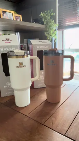 Nosso Copo Quencher de 1,18L chegoooou. E eu comprei as cores Creme Lua para mim e a cor Camelo para o Mozão de mimo. Paguei pela personalizacao no próprio site da Stanley, coloquei meu nome e o nome dele na fonte DM Serif Text, a orientação da escrita vertical e tamanho da fonte ser 5cm é padrão no site deles. Ameiiiii!!! Já preciso procurar os acessórios para decorar a minha rs e confesso que estou de olho em outro copo para deixar no escritório rsrs #copostanley #copotermico #copoquencher #copoquencherstanley 