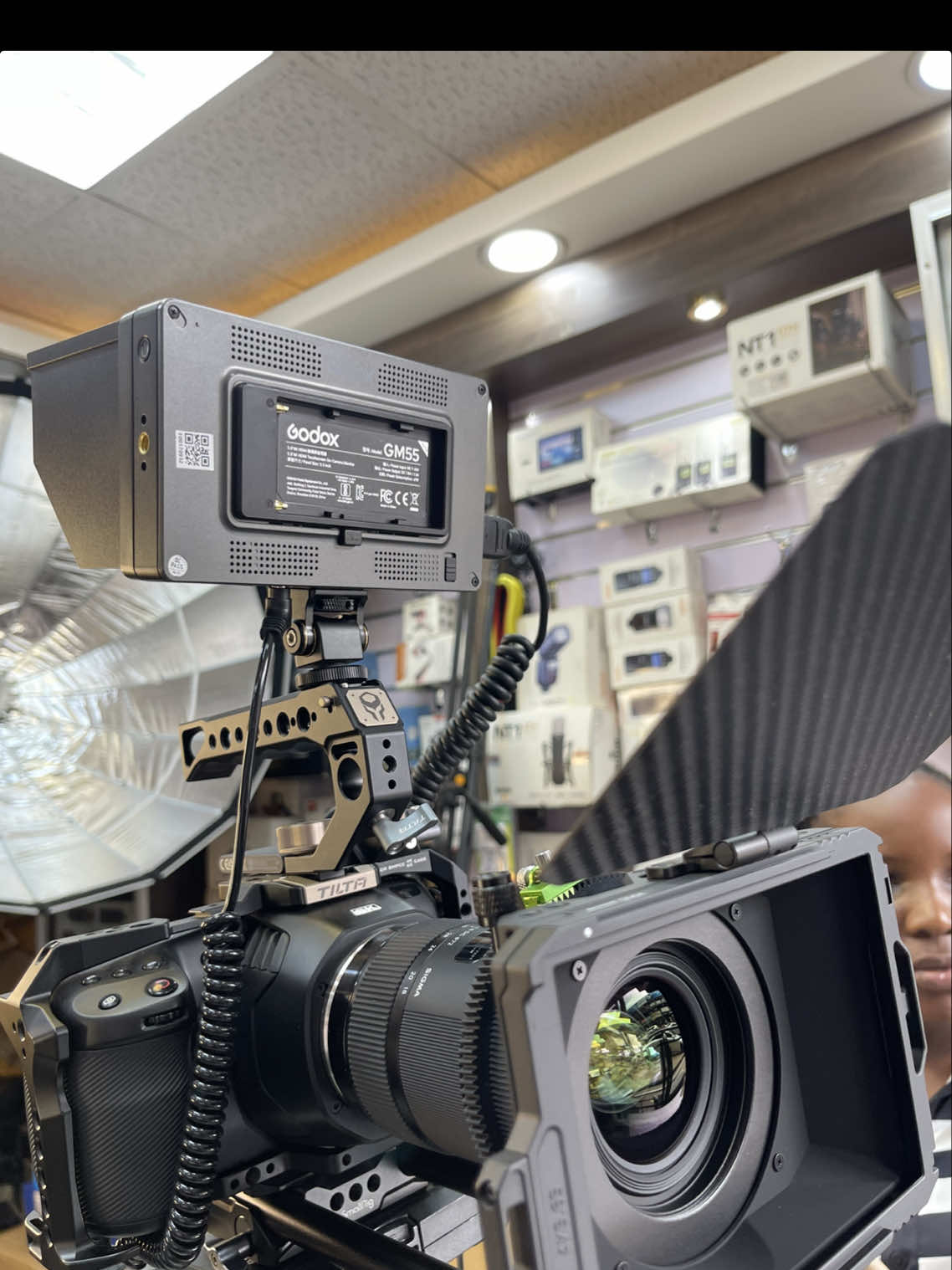 Black magic full set up .   Camera Cage feild monitor 6inch touch screen focus tilta and sigma lens 18-35mm  battery (Anton bauer) SD card 1b strong . 0701799993 / 0750190300  #fyp #photography #videography #photo #tiktokuganda #ugandatiktok🇺🇬 #contentcreator #cinematography #photomagic #fypp #camera #blackmagic6kpro #uganda 