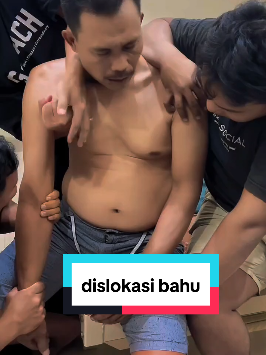Penanganan kasus dislokasi.. Alhmdulillah langsung rilis.. . . . #sangkalputung #dislokasisendi #patahtulang #keseleo #terkilir #cideratulang #tulangpatah #viral #pengobatan #tradiosonal #acl #dislokasi #fyp  #pengobatantradiosonal #pengikut #sorotan #sangkalputungbudi #tiktok  #tulangpatah #tulangbengkok #yanmu #kaderyanmu #intiraga