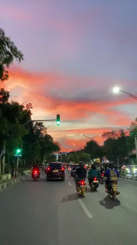 Vibes Maghrib di Surabaya #surabaya #sunset #senja #qiroat 