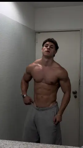 Coman sano, no cuenten calorías. | ig: tommykrymer  - #bodybuilding #gymaesthetic #bodytransformation #fypgym #gym #bodybuilder #absworkout #fitnessbody #gymwork 
