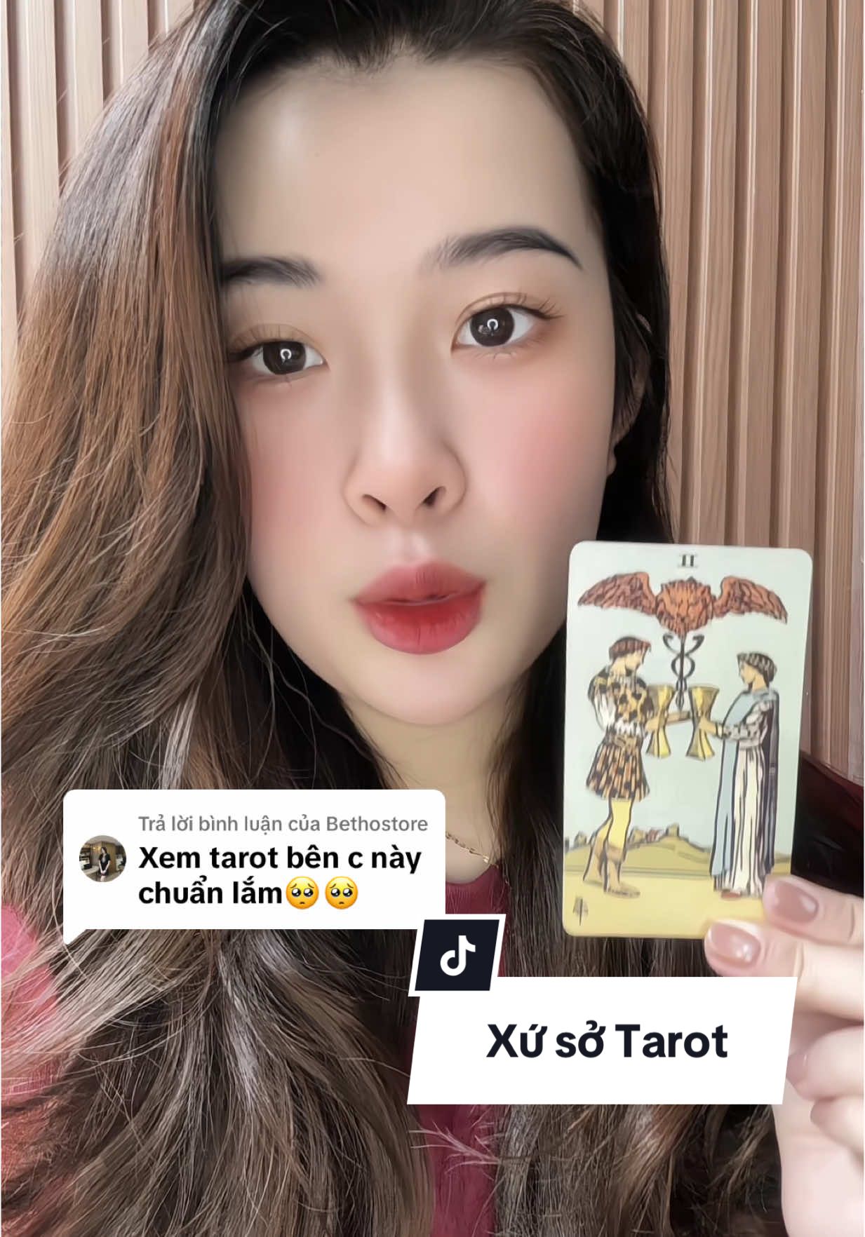Trả lời @Bethostore Tối nay sẽ có 2 người nhắn tin cho bạn😘😍 #tarotreading #luathapdan #healing #manifest #spellove #tarot #xusotarot #viral 