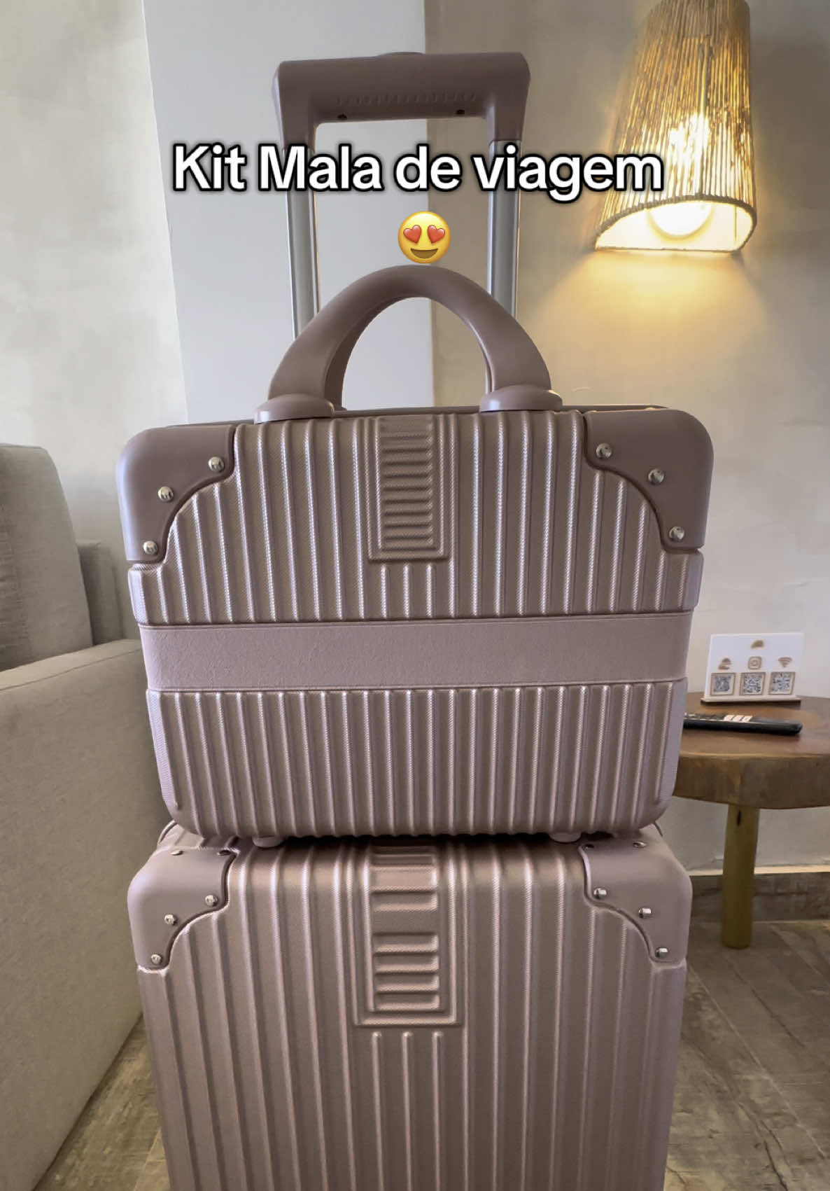 Leve, prática e com trava de segurança: essa mala de bordo com frasqueira é perfeita pra suas próximas viagens. Rodas 360º, cadeado, extensor e design elegante. Um combo ideal pra quem ama organização com estilo! #MalaDeViagem #MalaDeRodinha #MalaDeBordo #Viagem #Trip #BagagemDeMão #AchadinhosTikTok #Frasqueira #Organização #TikTokShop #DicasDeViagem