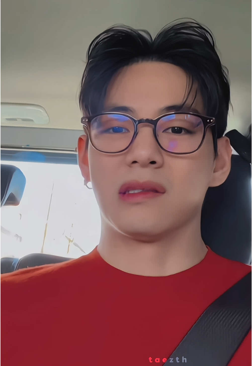 #taehyung his face tho😭