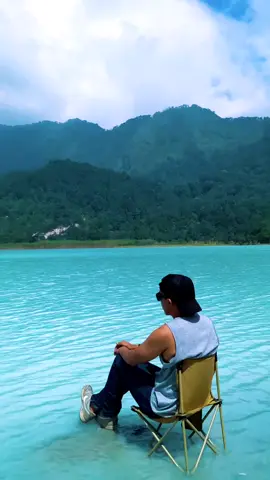 selain ciwidey garut juga punya kawah biru seperti ini. #priangantimur  #talagabodaswanarajagarut 