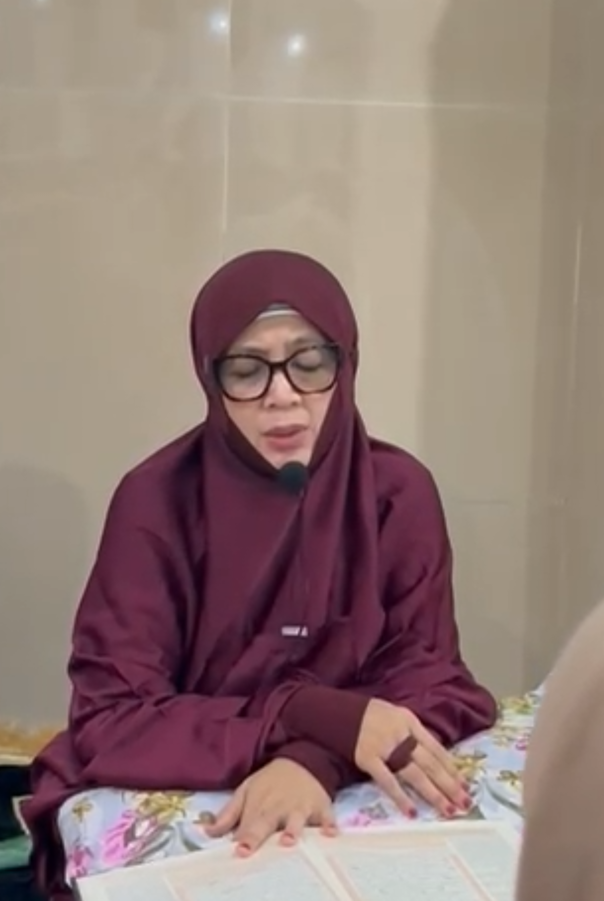 Bahkan mata kita ini punya haq untuk memandang alqur an,, dan ini kelak akan meminta haqnya d akhirat,, penuhi lah haq tersebut #ngajinyaihann #nyaihannah #600kfollower #nyaihannahlirboyo #bunyaihannah #bunyaihannahlirboyo #lirboyo #lirboyokediri #fyp #fypシ゚viral #alquran #yasin #surahyasin #fypage #lirboyo_jatim #malamjumaat 