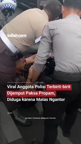 Sebuah video berdurasi 42 detik viral di media sosial. Video itu menunjukkan momen saat anggota Propam menjemput seorang polisi di Kota Ternate, Maluku Utara. Belum diketahui pasti kapan dan di mana video itu diambil. Namun, terlihat tiga petugas, satu anggota Provos berseragam lengkap dan dua lainnya berpakaian setengah dinas, mendekati seorang polisi yang duduk di aspal sambil mengenakan seragam hitam. Polisi yang dijemput tampak panik dan berteriak minta tolong. “Tolong… saya tidak mau dijemput,” teriaknya dalam video. Salah satu anggota Provos terlihat membawa borgol, diduga untuk mengikat tangan polisi tersebut. Belum diketahui identitas lengkapnya, namun ia diduga anggota Sat Sabhara Polda Maluku Utara dan dijemput karena jarang masuk kantor. - Selengkapnya kunjungi website dengan klik link di bio atau download aplikasi di AppStore dan Google Play Store #inilahNews #Ternate #VideoLucu #Propam #Inilahcom #titiktengah #titikcerah 