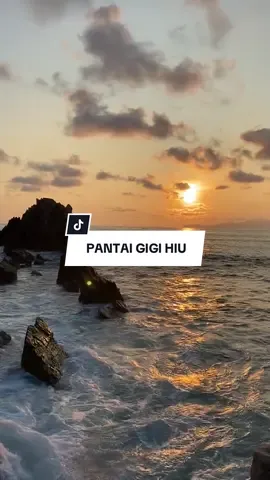 Emang bener si gigi hiu keren banget,sampe ada kata kata “semua orang boleh pernah kelampung,tapi yang kelampung belum tentu bisa sampe ke gigi hiu” coba guys sekeren apa gigi hiu menurut kalian,bebatuan karang nya yang eksotis di tambah deburan ombak yang ga ada abis nya apa lagi di tambah sunset sore nya buhhhh serasa serpihan surga,yuk agendakan ke gigi hiu,HAPPY HOLIDAY GUYS#fyp #wisatalampung #wisatapesawaran #gigihiu_lampung #gigihiu_kelumbayan_tanggamus #wisataindonesia @richoardiii 