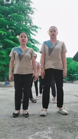Mapapa- Woah woah woah na lang talaga mga kaguruan 😅 Credits sa owner, mga co-teacher ko jan na dancerist 🤭 #fyp #dancetrend #woah 