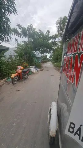 3 mẹ con đón mua bánh mì