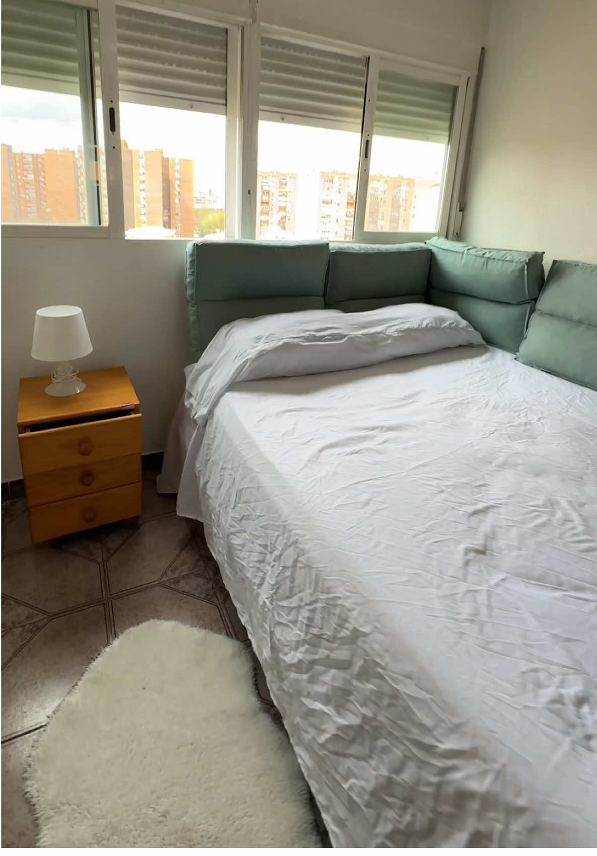 Alquilamos habitaciones en Madrid 🏠 Con todo incluido y bien ubicadas cerca del metro 🚇 Visitas disponibles o reserva para agosto 📅 Escríbenos para más info 📲 #habitacionesenmadrid #alquilermadrid #pisocompartido #RoomTour #madridroom #vivirenmadrid #habitaciondisponible #agosto2025