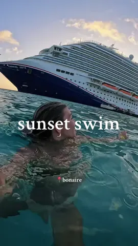 my legs puttin the extra work in under water HHAHA it was like 20 ft@carnival #CruiseContent #CarnivalVista #sunsetlover #CruiseContentCreator #CarnivalCruise #cruisecontent#bonaire 