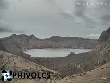 🌋 WATCH: A steam explosion occurred at the Taal Main Crater today, July 17, between 3:01 PM and 3:13 PM, consisting of three eruptive events that lasted 4–6 minutes. These were preceded by strong tremor and generated a 2,400-meter plume that drifted southeast. Alert Level 1 remains in effect over Taal Volcano. 📹 Phivolcs  #KnowMore #BusinessMirror #TaalVolcano #EmergencyAlertPH