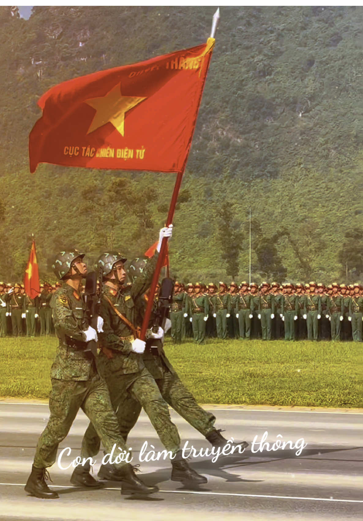 Sắc cờ trên vai sáng mãi niềm tin 🇻🇳🇻🇳🇻🇳  #lehoanghiep #quandoinhandanvietnam #A80 #hopluyendieubinh 