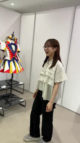こーーーんなに間近で❕恋するフォーチュンクッキーの衣装が見れちゃうのすごくないですか🥹❤️🤍💛💙 #恋チュン衣装展 📍場所 : 大丸東京店 3Fイベントスペース 🎟️チケット料金 : 500円(＋手数料) 🗓️期間 : 7/22(火)まで ぜひ遊びに来てくださいねっ🙌🏻☺︎ #恋するフォーチュンクッキー  #恋チュン #倉野尾成美 @なるたお  #会いに行けるアイドル 