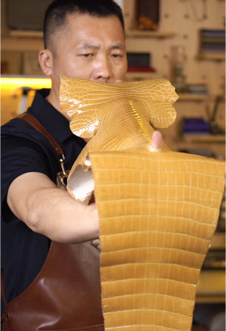 A classic women's handbag requires three alligators to be completed.#manualidades #immersive 