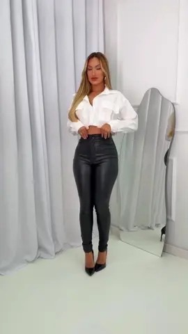 Calça Cirre Couro Fake.                      ID ASA-CBY-FMR                                     #conjuntos #couro #calca #moda #acessorios 