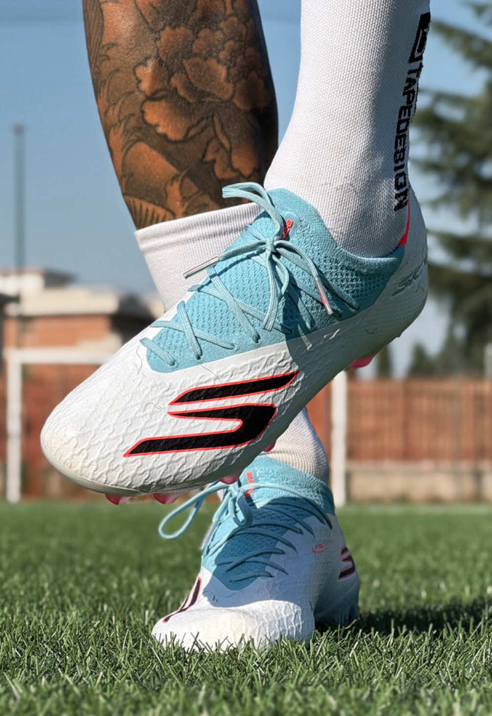 We’ve tested the new Skechers SKX 2 and yep — it’s a solid level-up. The upper is softer, the insole and heel now feature silicone grip dots inside — perfect with grip socks. The soleplate is the same as previous models and honestly, if it works... don’t fix it. Fit is snugger with a lower toe box, but the soft upper keeps things comfy and lets your toes move.  SKX 1 was good. SKX 2 is dialled in. You feeling the upgrade? 💬  #bootsclub #skechersfootball  #skechers #footballboots #scarpedacalcio #cleats 