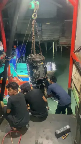 Mesin aja di ledenin sampai malam apalagi k..#suzukimarineindonesia #prolinemarine #mesintempel #balikpapan #samarinda 