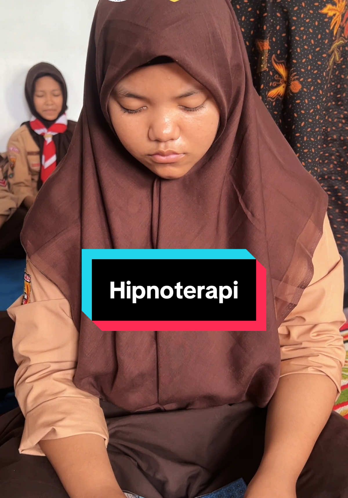 Dalam hening tangis, Kompas Emosi menuntun kami. Mengukir niat suci, mengenali, mengarahkan, dan menguasai hati demi menghafal ayat-ayat-Nya. Dari renungan hingga coretan impian: Bismillah, kami siap jadi penghafal Al-Qur'an. Sebuah babak baru dimulai. #mpls #mplssmp #masapengenalanlingkungansekolah #pesantren #pesantrenstory #tahfidz #pptq #ispan #pesantrentahfidz #fyp #fyppppppppppppppppppppppp 