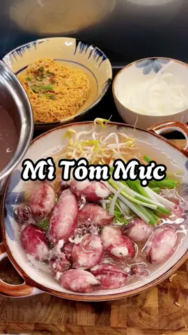 Có ai mắc bệnh hóng hớt như tui k ??? Giờ này vẫn còn úp Mì Tôm Mực lót dép hóng kkk. Vẫn chờ xem có phản ứng gì về vụ mang thai 13 tháng không ??? #LearnOnTikTok #ancungtiktok #monngonmoingay #nauancungtiktok #xuhuong 