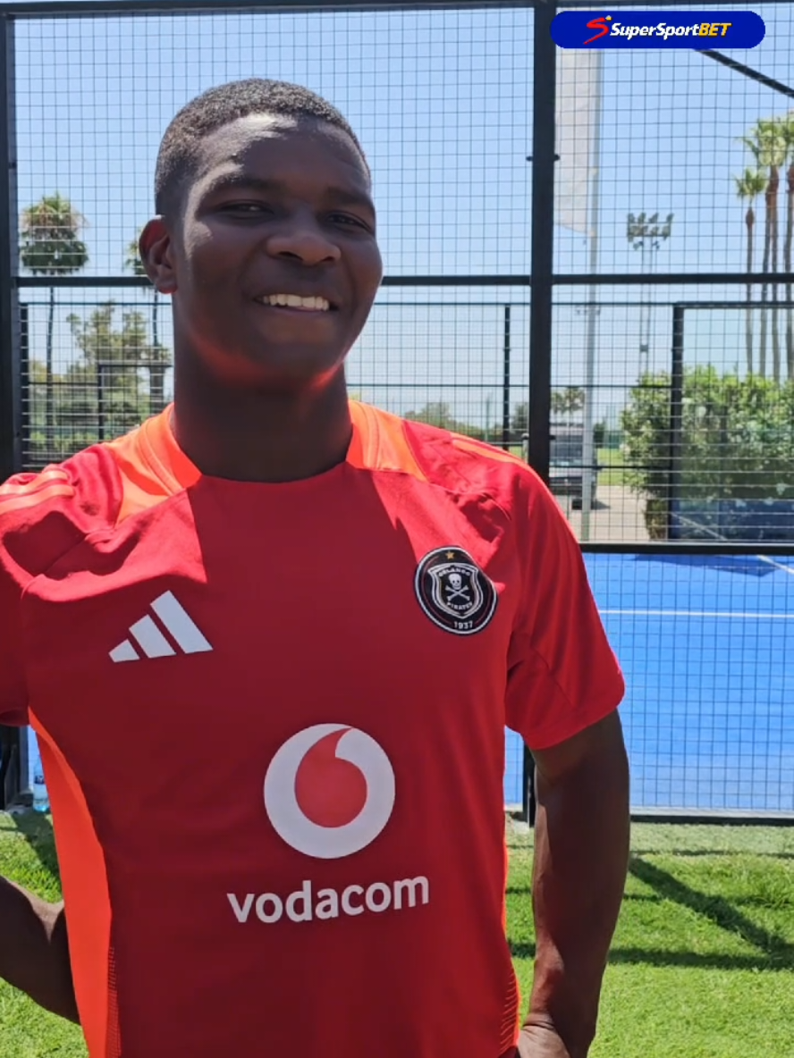 TLB, intsimbi engagobeki, ayi suka madoda Even his teammates can't believe how big Mbokazi is 😅😂 Orlando Pirates vs Las Palmas 7pm 📺 @SuperSportTV  channel 202 📺 PiratesTV (Youtube) #ForTheFans  #OnceAlways @SuperSportBet  @Orlando Pirates Football Club 