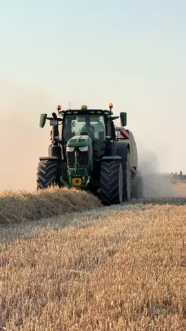 Süpriz sonunda 🤩🤩🤙🤙💚💛💪💪#johndeerearmy #kronethepowerofgreen #ladiklitarım #yeşilisevdoğayıkoru #almantankı☠️💣🔥 #johndeere #johndeerelovers 
