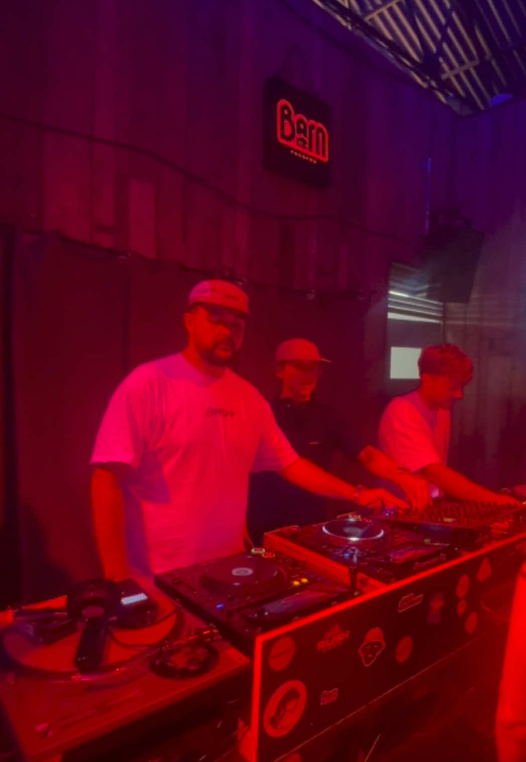 A special b3b warmed things up perfectly at Ramona with @wallymusic_ @baileymusic @Brandon throwing down some serious beats 🔊🍕 Track ID -  @camfoster // unreleased  Coming soon on barn records ⏳ #barnrecords #ramona #b3b 