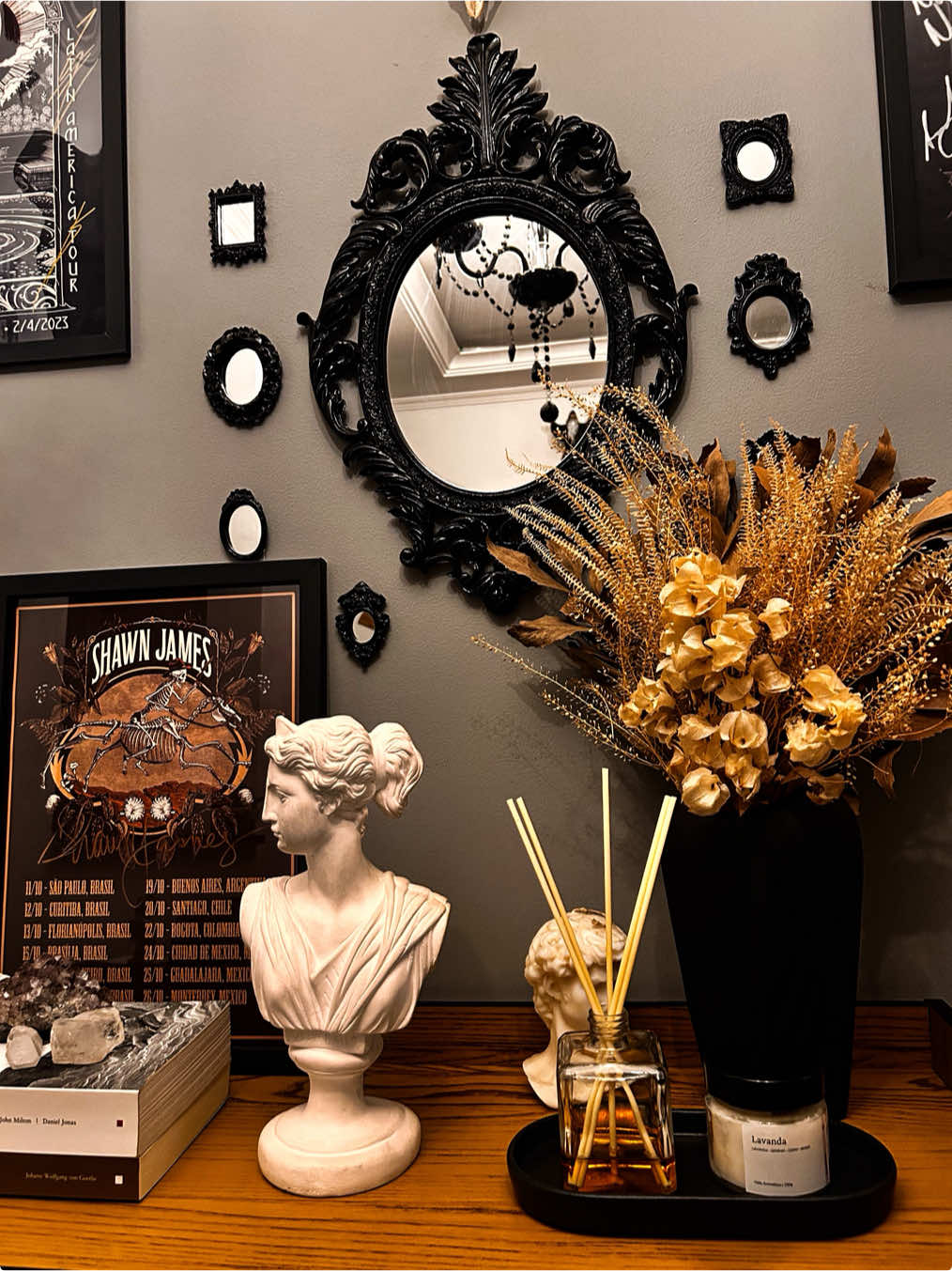 Quando vc realiza o sonho de ter sua casinha preta, cheia de arte e música 🖤 #goth #gothic #darkdecor #dark #darkaesthetic #gothgirl #gothtok #Home #homedecor #darkdecoration #casinhapreta #art #artdecoration #gotico #goticostiktok 