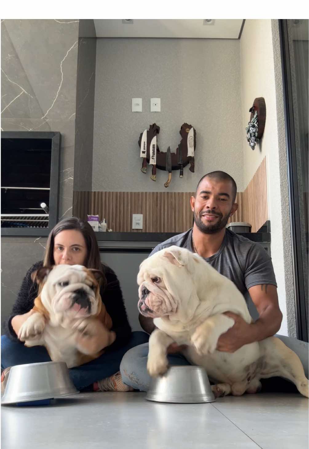 🐶🥁🪘🐶 Ozzy preocupado em comer o petisco, e o Pumba preocupado se o Ozzy iria comer todos os petiscos  😅😅😅 #englishbulldog #bulldogingles #bulldog #cachorro #dog #bulldogs #bulldogsoftiktok😍 #cachorrofofo #puppy #puppylove #puppies #puppydog #doglife #doglifelover #trendingvideo #trendingsong #trendingsound #trendingdog 