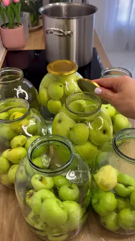 Компот із яблук🍏🍎 на зиму🤗 На 3-х літрову банку: ▫️пів банки яблук ▫️150 г цукру ▫️вода #рецепт #консервація #консервацияназиму #компот #компотназиму #смакота 