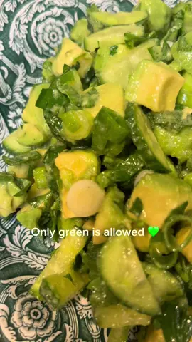 All-greens delicious salad!! • 2 Persian cucumbers 🥒  • 2 medium avocados 🥑  • 1/4 bunch flat leaf parsley 🌿  • 2 green onions  • 1 green jalapeño • 1 lime 🍋‍🟩  • Olive oil • Salt  Bon appetit 😋  #salad #healthy #green #yummy #food 