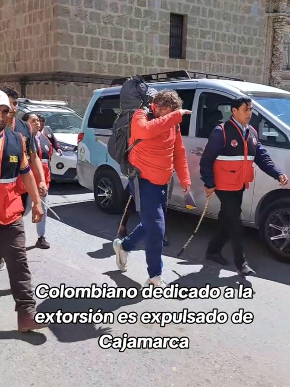 Él fue llevado a la salida a la costa y las  rondas lo embarcará en un bus para que abandone nuestra ciudad.  #colombia #colombiano #perú #rondas #peruano #cajamarquino #rondas #rondascampesinas #justicia #news #noticia #bus #tiktoks #videos 