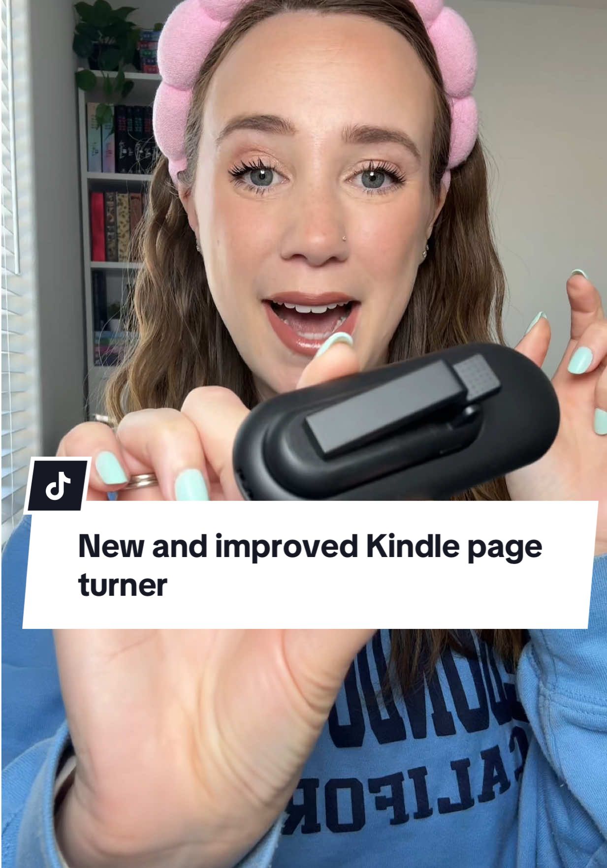This new and improved Kindle Paige Turner is so perfect because it sticks together with magnet, plus it charges itself! #KindlePageTurner #KindleClicker #KindleAccessories #ReadingAccessories #magneticpageturner  