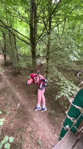 Ne vous inquiétez pas, il va bien c’est juste un très bon cascadeur 🙃🌳☀️#parcoursaventure #accrobranche #pourtoii #fyp 