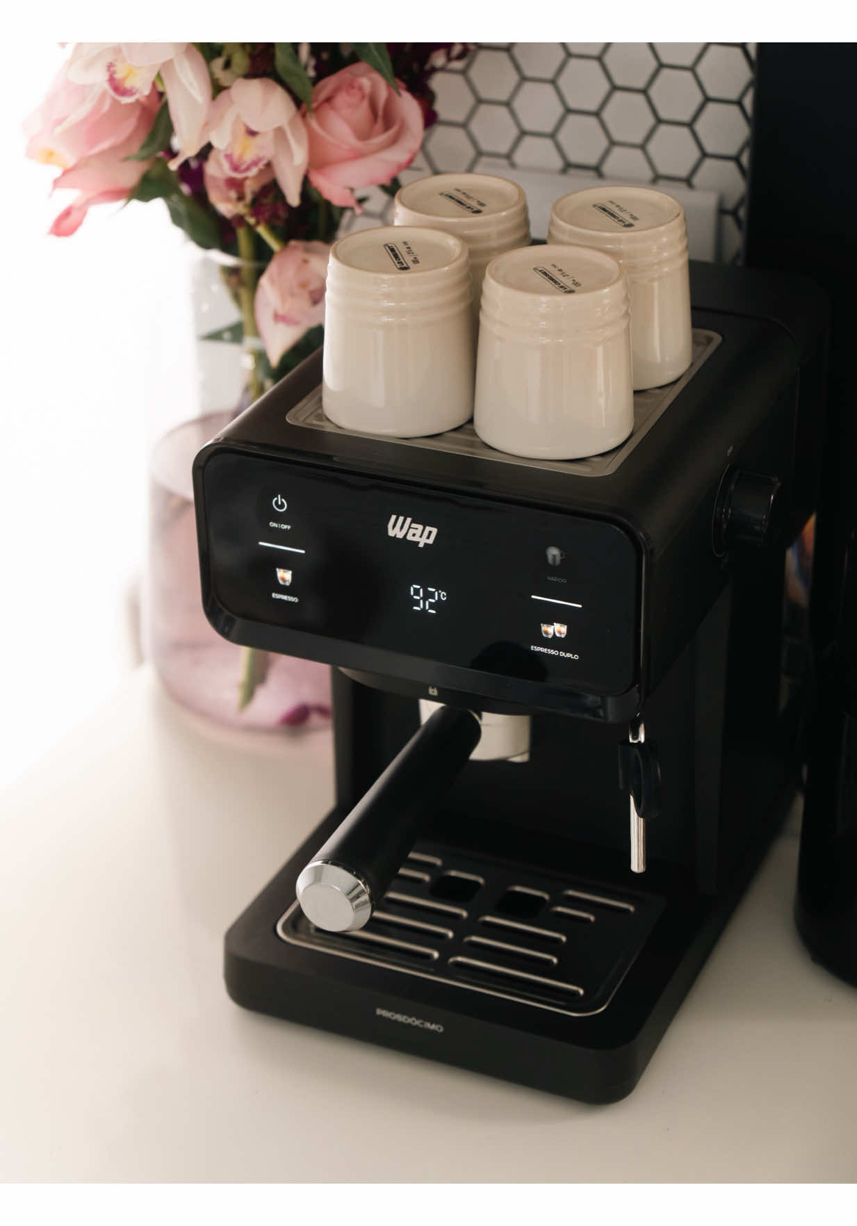 Sempre quis aprender a fazer latte art, e agora tô treinando com a Cafeteira Espresso Digital da WAP ☕🤍 Tem vaporizador, é compatível com cápsulas e o display é um charme. #CaféEmCasa #LatteArt #WAPresso #MomentoCaféWAP #RotinaComCafé #acasadaclaraboia