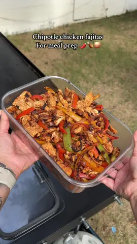 Chipotle Chicken Fajitas 🔥 Blackstone, high protein, and done in under 15 min! What I used: – 2.5 lbs chicken breast – 3 red, yellow or orange bell peppers – 1 green bell pepper  – 1 red onion – 1.5 limes, juiced – Chipotle peppers in adobo – Garlic powder, cumin, paprika, lime juice Complete recipe breakdown, instructions and macros can be found on my website!  ➡️ https://provecho.co/elizabethsalazarrr  Wrap it, bowl it, or eat it straight off the griddle—these are meal prep gold 😮‍💨 #mealprep #highproteinmeals #mealprepideas #macrofriendly #caloriedeficit #blackstone #blackstonegriddle #EasyRecipe #CapCut 