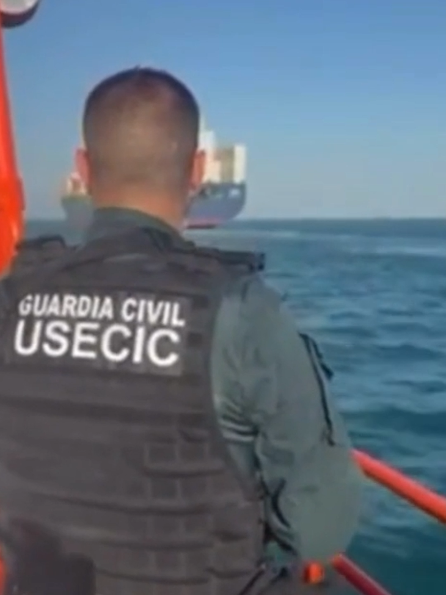 Golpe al narcotráfico en Cádiz: la Guardia Civil intercepta un buque con 1.300 kilos de cocaína #noticias #noticiastiktok #news