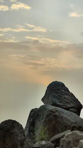روحت والبعيد إليا أنتوت له قريب  من رهـاوة جناحٍ قمت أهـذري بـهـا  نشبت العين فيها مثل سبر الرقيب  لين غابت بقرص الشمس علمي بها #قصيد #حمد_السعيد #غروب #الشمس #جبل #عدن #تهامة 